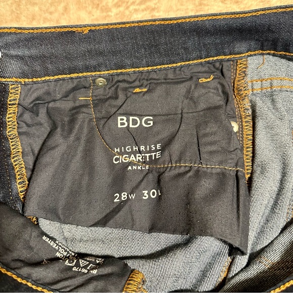 BDG Jeans : HIGHRISE CIGARTTE ANKLE
28w, 30L. Worn once - Picture 4 of 4